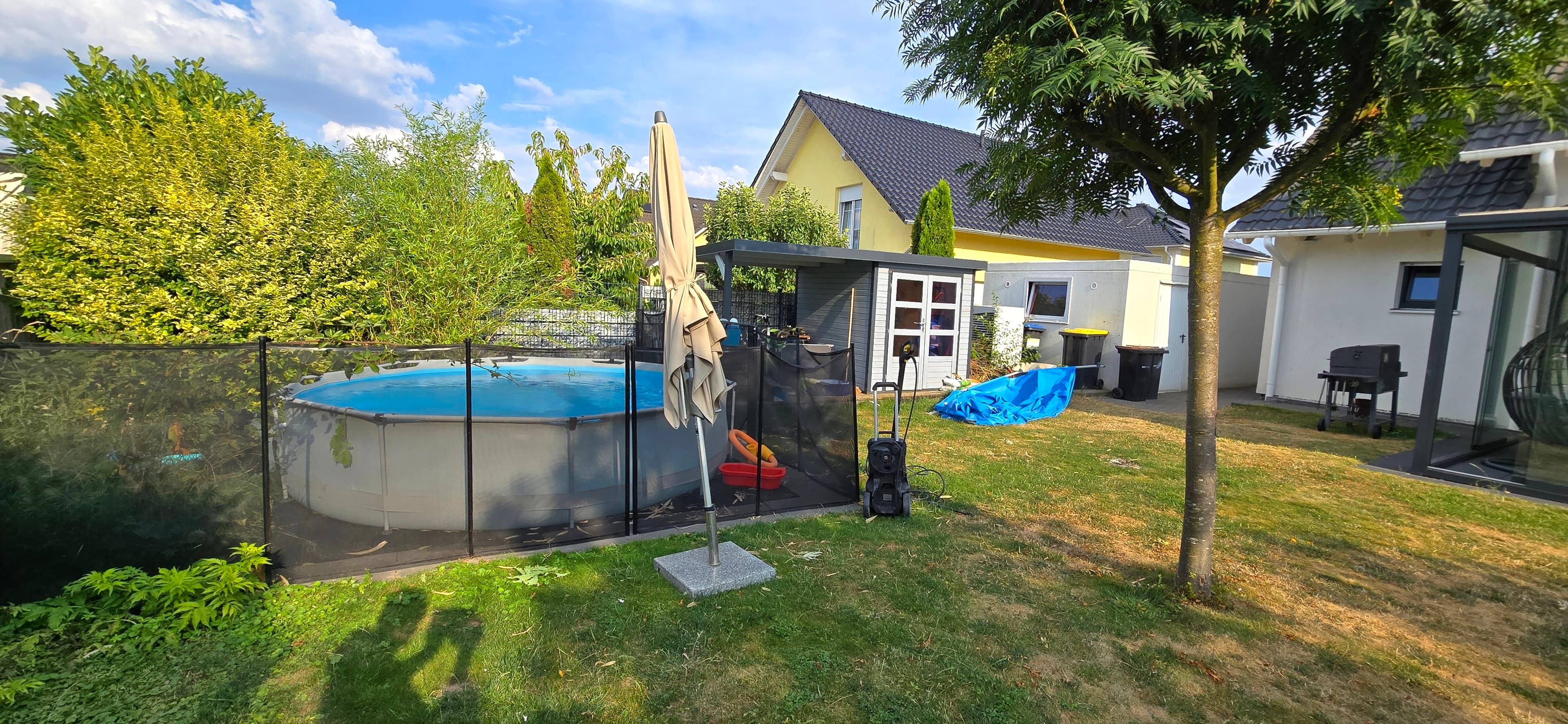 Gepflasterte Fläche für einen Pool